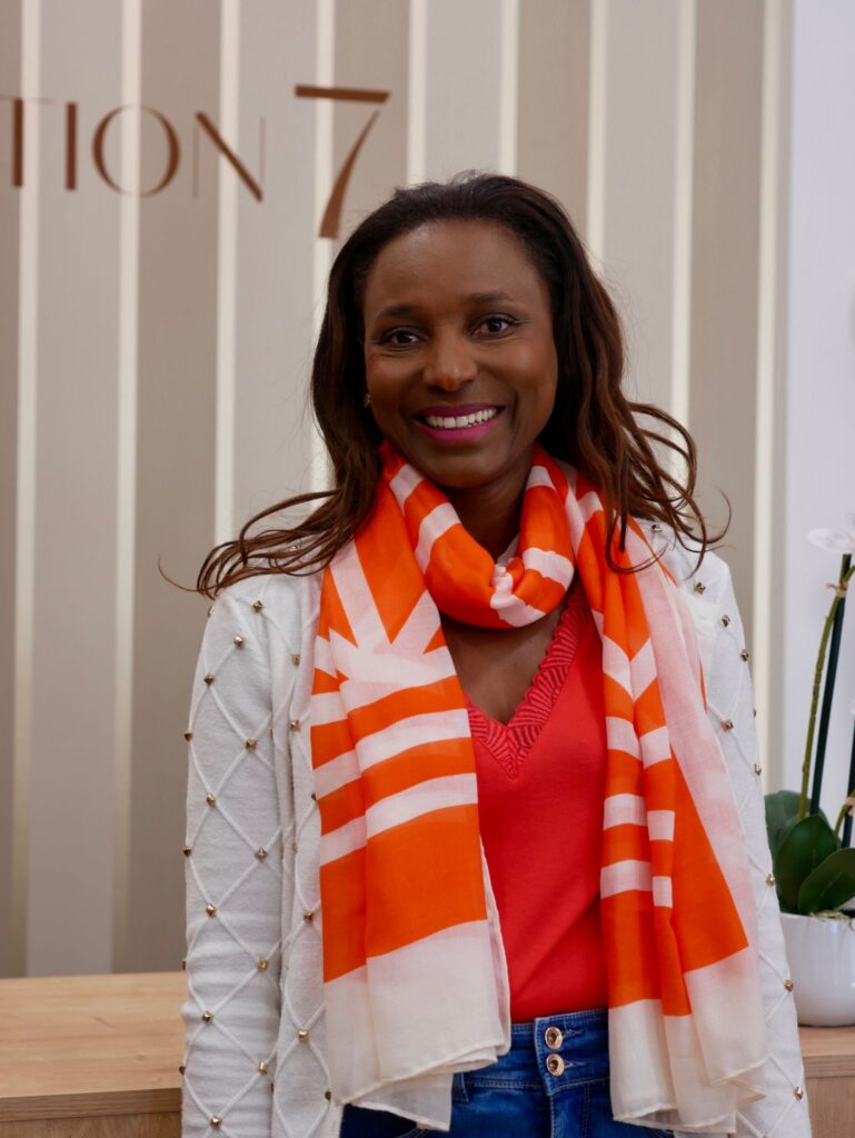 Conseillère de vente Collection 7. Accueil chaleureux et conseils personnalisés dans un univers de mode éthique et féminin.