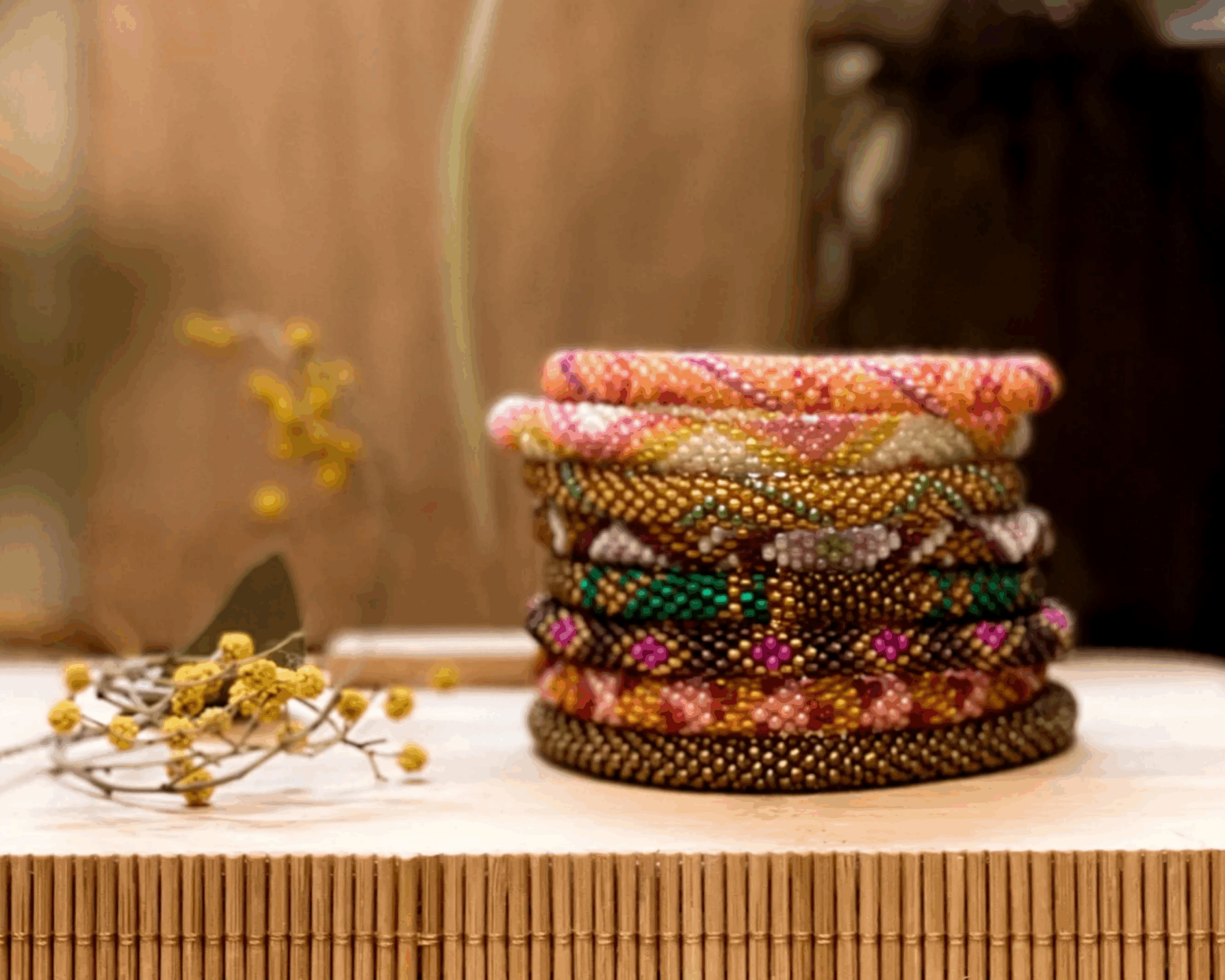 Couleurs au poignet chez Collection 7 Bracelets joncs empilés dans des tons pastel et dorés. Accessoires délicats à mixer selon les envies, disponibles chez Collection 7