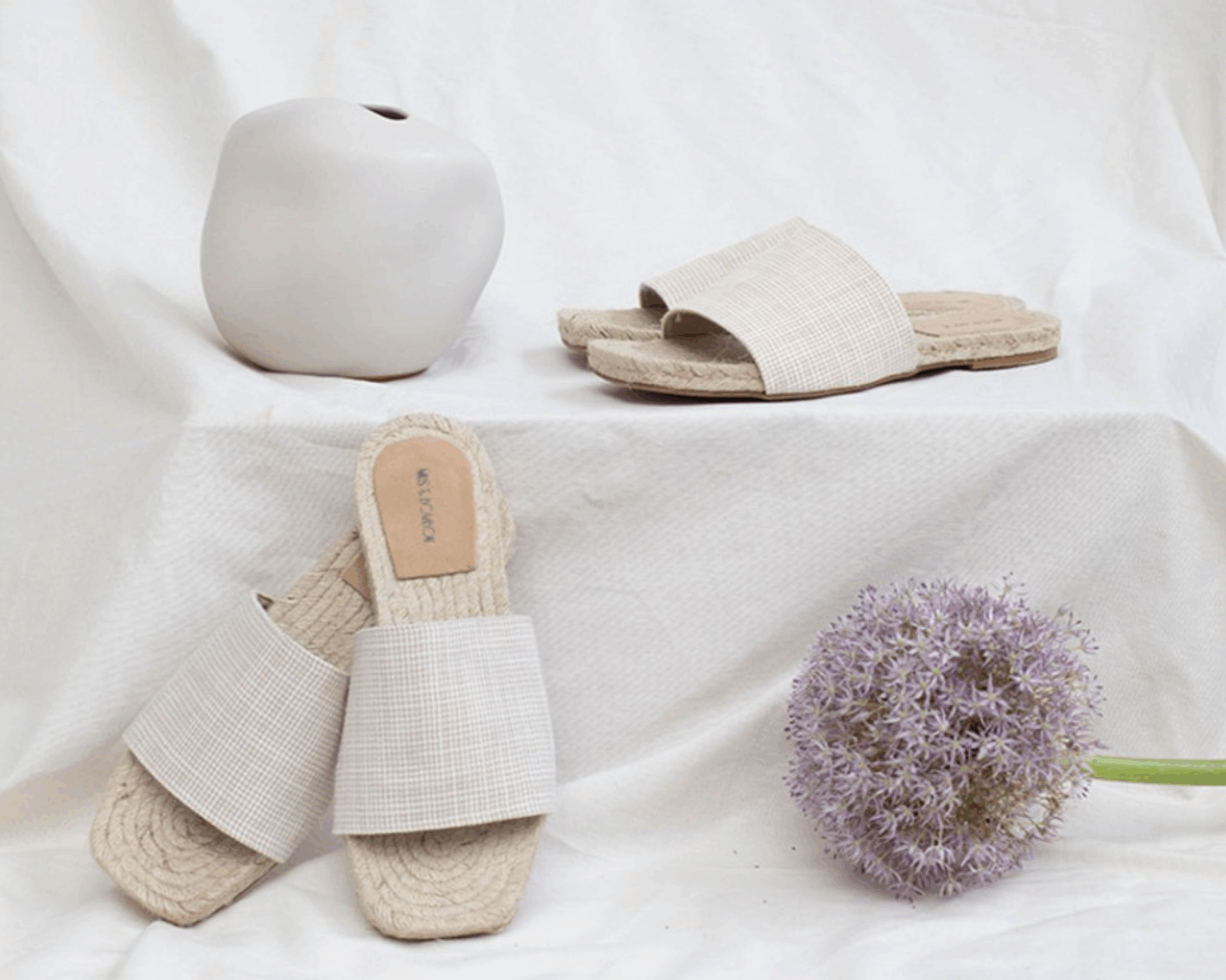 Pas légers sur fond écru Souliers en toile estivale. Design simple et confortable, capturé dans une lumière douce et un décor écru chez Collection 7