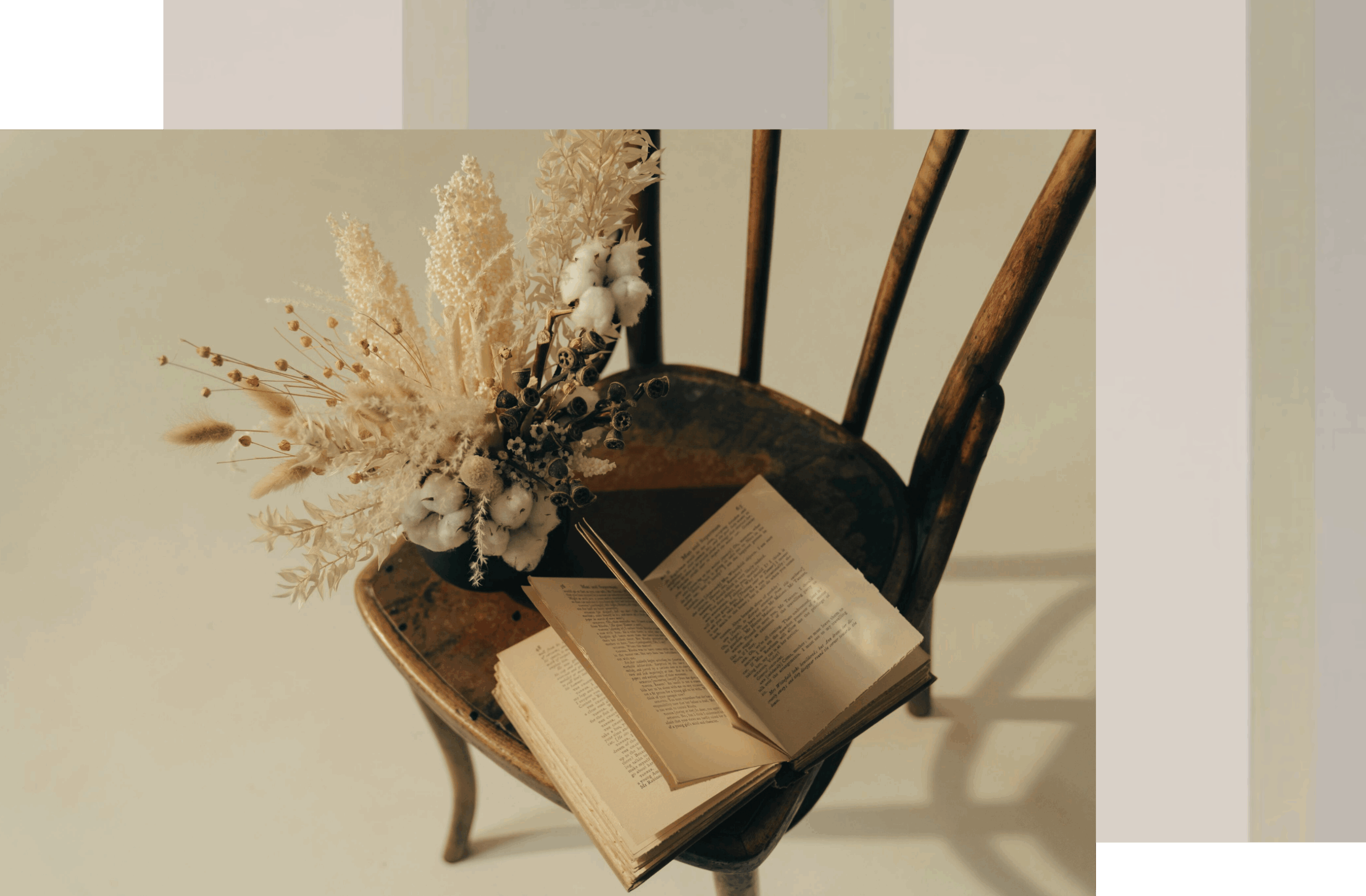 Chaise en bois et bouquet fleuri dans un esprit brocante. Détail poétique illustrant l’univers de Collection 7 sur la page contact