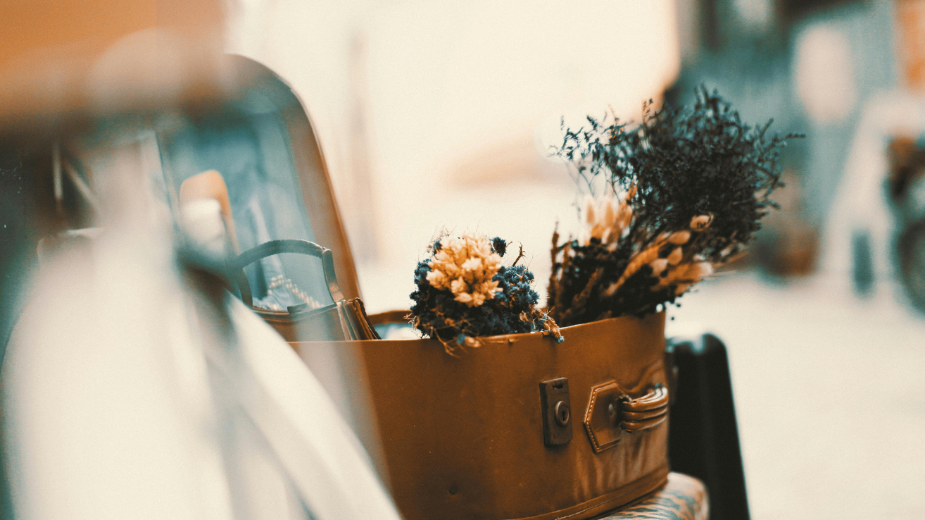 L’âme bohème en détai Ambiance brocante avec valise rétro et fleurs séchées. Détail décoratif doux et inspirant pour une atmosphère bohème chic
