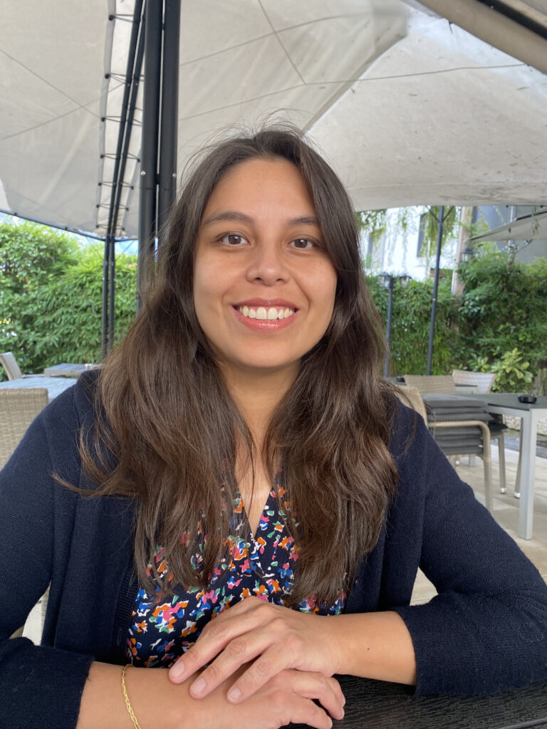 Portrait de la conseillère de vente chez Collection 7. Présente pour guider, écouter et sublimer chaque silhouette avec bienveillance