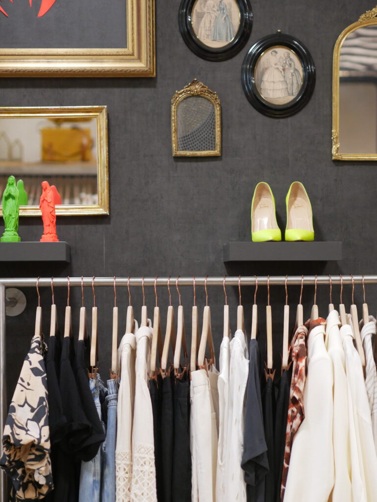 Intérieur de la boutique Vice & Versa. Univers soigné mêlant vêtements, bijoux et inspirations décoratives dans une ambiance douce et féminine.