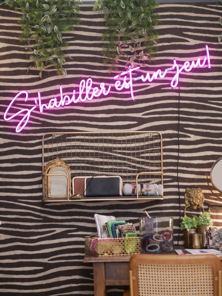 Éclairage en néon rose chez Vice & Versa. Accent rétro et féminin dans une ambiance poétique et contemporaine.