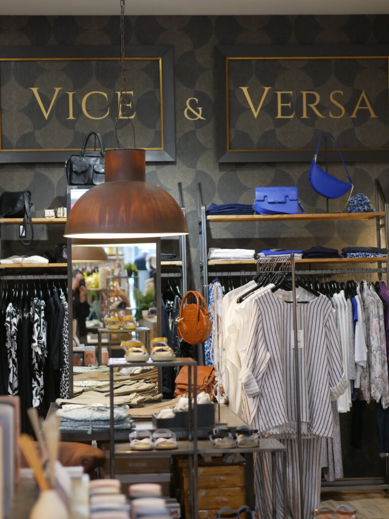 Intérieur de la boutique Vice & Versa. Univers soigné mêlant vêtements, bijoux et inspirations décoratives dans une ambiance douce et féminine.