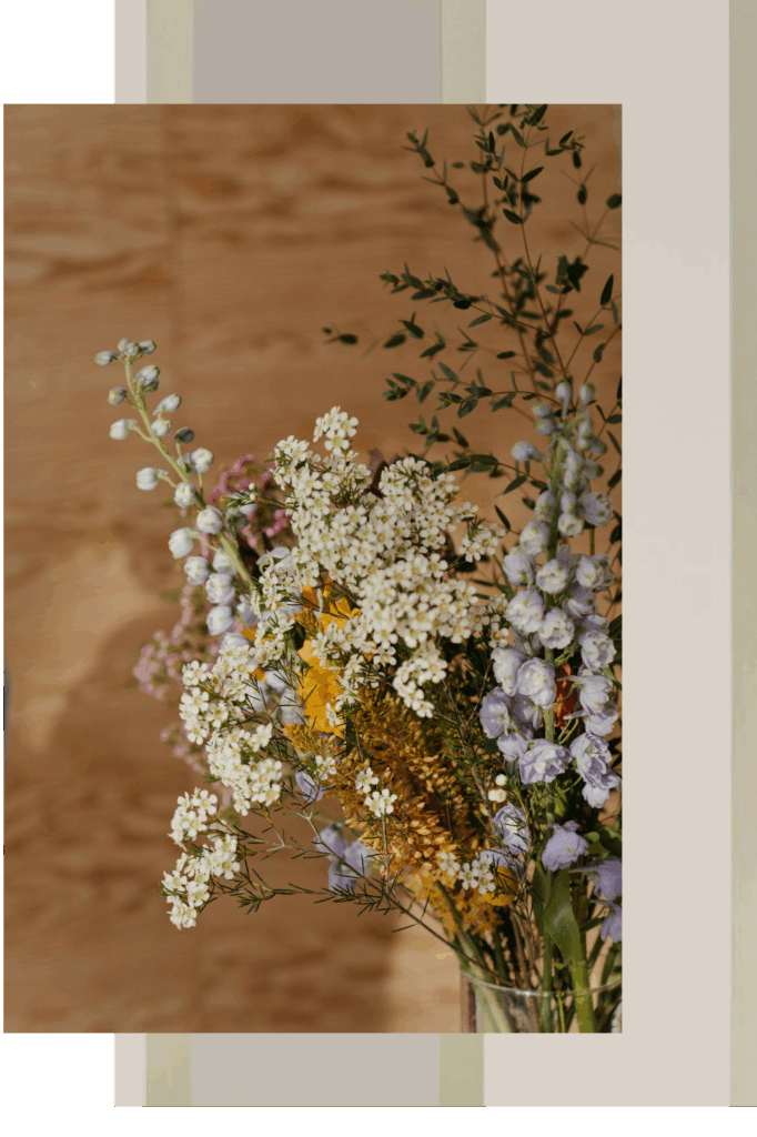 Bouquet de fleurs fraîches dans des tons doux – Composition florale élégante et poétique, parfaite pour une décoration raffinée.